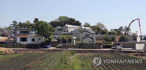 문재인 대통령 내외 귀향 앞둔 양산 사저(양산=연합뉴스) 김동민 기자 = 3일 경남 양산시 하북면 평산리 평산마을 문재인 대통령 내외 사저와 경호 시설에서 막바지 공사가 진행되고 있다.     문재인 대통령 내외는 5년 임기를 마무리하고 오는 10일 이곳으로 내려온다. 2022.5.3 image@yna.co.kr