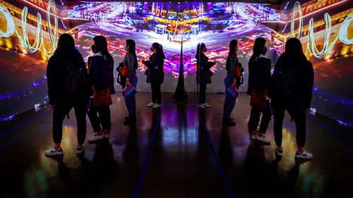 미디어아트로 재탄생한 서울의 밤거리를 지켜보는 뉴요커들(뉴욕=연합뉴스) 2일(현지시간) 미국 뉴욕 맨해튼의 첼시 인더스트리얼에서 열린 '한국: 입체적 상상' 전시에서 미디어아트 '다이나믹 서울'을 보는 관람객들. 2022.5.3. [한국콘텐츠진흥원 제공]