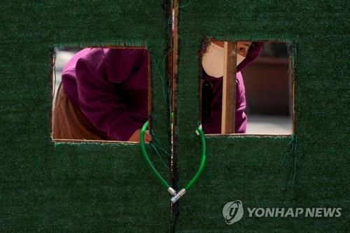 상하이의 한 폐쇄 아파트[로이터=연합뉴스]