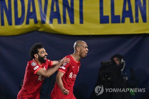 골 넣은 파비뉴 쫓아가는 살라흐[AFP=연합뉴스]