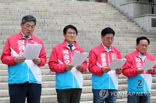 국민의힘 포항시장 예비후보(포항=연합뉴스) 손대성 기자 = 2일 경북 포항시청 앞에서 포항시장 선거에 나선 국민의힘 예비후보 4명이 기자회견을 하고 있다.     왼쪽부터 장경식, 박승호, 문충운, 김순견 예비후보. 2022.5.2 sds123@yna.co.kr