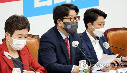 국민의힘 최고위원회의(서울=연합뉴스) 이정훈 기자 = 국민의힘 권성동 원내대표가 4일 오전 국회에서 열린 최고위원회의에서 발언하고 있다. 2022.5.4 [국회사진기자단] uwg806@yna.co.kr