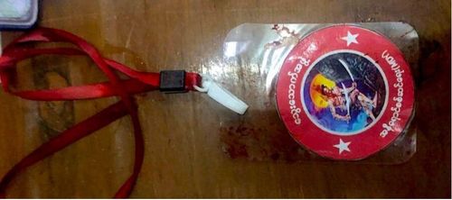 반군부 인사들이 살해된 사건 현장에 남겨진 폭력조직 '뛔이 따웃'의 목걸이. 위에는 조직명, 아래에는 레드 작전(지역)이 적혀있다. [SNS 캡처. 재판매 및 DB 금지]