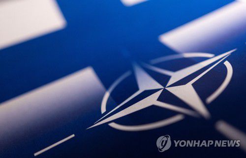 핀란드 국기와 북대서양조약기구기가 보이는 이미지. [로이터 연합뉴스 자료사진. 재판매 및 DB 금지]