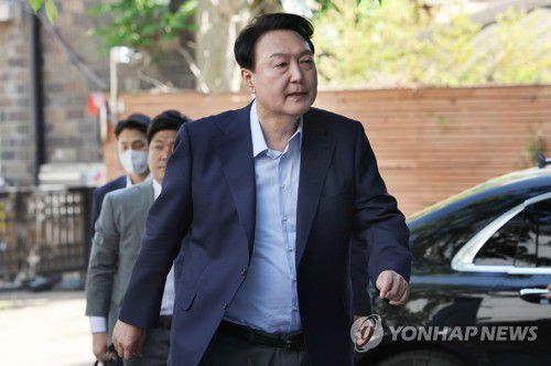 인수위 들어서는 윤석열 당선인(서울=연합뉴스) 윤석열 대통령 당선인이 5일 오후 서울 종로구 통의동 인수위 사무실로 들어서고 있다. 2022.5.5 [인수위사진기자단] photo@yna.co.kr