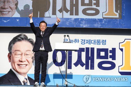 광명에서 지지자에게 인사하는 이재명(서울=연합뉴스) 더불어민주당 이재명 대선 후보가 8일 경기 광명시 철산 로데오거리에서 열린 유세에서 지지자들에게 인사하고 있다. 2022.3.8 [더불어민주당 선대위 제공. 재판매 및 DB금지] uwg806@yna.co.kr