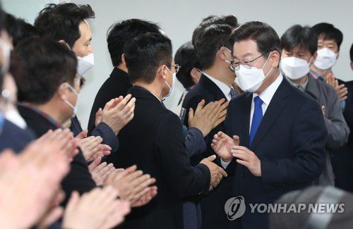 선대위 해단식 참석하는 이재명 후보(서울=연합뉴스) 이정훈 기자 = 대선에서 패배한 더불어민주당 이재명 후보가 10일 오후 서울 여의도 중앙당사에서 열린 선대위 해단식에 참석하고 있다. 2022.3.10 [국회사진기자단] uwg806@yna.co.kr