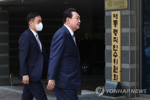 집무실 들어가는 윤석열 대통령 당선인(서울=연합뉴스) 윤석열 대통령 당선인이 6일 오후 서울 종로구 통의동 대통령직인수위 집무실로 들어가고 있다. 2022.5.6 [인수위사진기자단] utzza@yna.co.kr