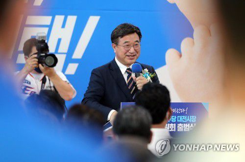 축사하는 윤호중(대전=연합뉴스) 이재림 기자 = 더불어민주당 윤호중 공동비상대책위원장이 7일 대전 서구 허태정 대전시장 후보 캠프에서 열린 허 시장 선거대책위원회 출범식에서 축사하고 있다. 2022.5.7 walden@yna.co.kr