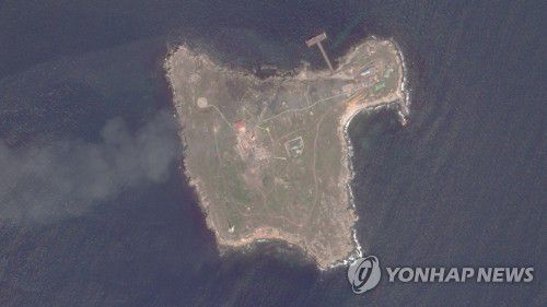 위성사진에서도 확인되는 뱀섬의 연기[AP=연합뉴스 자료사진. 재판매 및 DB 금지]