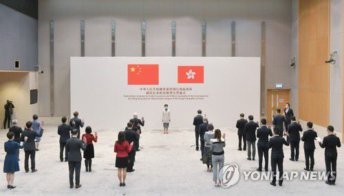 홍콩 공무원(EPA=연합뉴스) 2020년 12월 홍콩에서 진행된 공무원의 충성 서약식. [연합뉴스 자료사진] 2022.5.8.