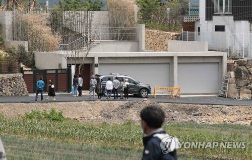 '귀향 D-2' 문 대통령 양산 사저 찾은 시민(양산=연합뉴스) 김동민 기자 = 문재인 대통령 내외 귀향을 이틀 앞둔 8일 문 대통령 사저가 위치한 경남 양산시 하북면 평산마을에 시민 발길이 이어지고 있다. 2022.5.8 image@yna.co.kr