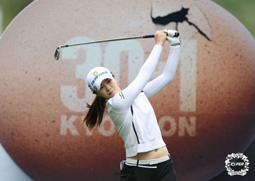 이가영, 3번홀 티샷(서울=연합뉴스) 이가영이 8일 충북 충주시 킹스데일 골프클럽(파72·6천709야드)에서 열린 한국여자프로골프(KLPGA) 투어 제8회 교촌 허니 레이디스오픈(총상금 8억원) 최종라운드 3번 홀에서 티샷하고 있다. 2022.5.8      [KLPGA 제공. 재판매 및 DB 금지] photo@yna.co.kr