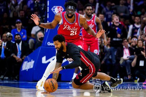 안면 보호대를 착용하고 경기에 나선 조엘 엠비드[AP=연합뉴스]