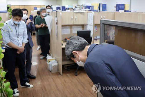 마지막 출근한 이인영 장관(서울=연합뉴스) 김승두 기자 = 현 정부 임기가 끝나는 9일 일괄 사퇴하겠다는 뜻을 밝힌 이인영 통일부 장관이 이날 오후 정부서울청사에 출근해 기자실을 방문, 인사하고 있다. 2022.5.9 kimsdoo@yna.co.kr