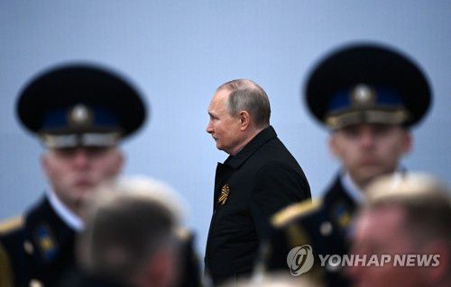 모스크바 붉은광장 '전승절' 행사장에 도착한 푸틴(모스크바 AFP=연합뉴스) 블라디미르 푸틴 러시아 대통령(69)이 9일(현지시간) 제77회 종전기념일(러시아의 전승절) 행사가 열리는 모스크바 붉은광장에 도착하고 있다. 지난 2월부터 우크라이나를 침공하고 있는 러시아는 이날 우크라이나 전역에서 공세를 강화했다. 2022.5.9 alo95@yna.co.kr