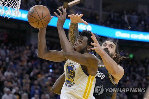 리바운드 경합하는 골든스테이트의 앤드루 위긴스[AP=연합뉴스]