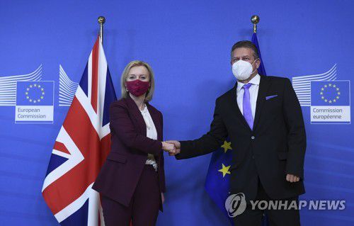 리즈 트러스 외무장관(왼)과 마로스 세프코비치 EU 부집행위원장[EPA 연합뉴스 자료사진. 재판매 및 DB 금지]
