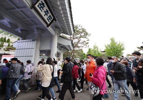 문 열린 청와대, 춘추문 지나 등산로 향하여(서울=연합뉴스) 홍해인 기자 = 10일 서울 종로구 청와대 춘추문이 열리며 등산로 개방 행사에 참가한 시민들이 문을 지나 등산로로 향하고 있다. 2022.5.10 hihong@yna.co.kr