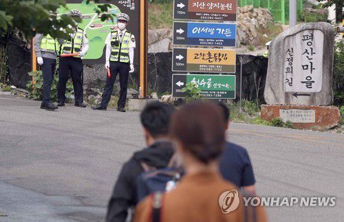 평산마을 가는 길(양산=연합뉴스) 김동민 기자 = 문재인 전 대통령 내외 귀향일인 10일 오전 취재진, 시민이 문 전 대통령 사저가 있는 경남 양산시 하북면 평산마을로 이동하고 있다. 2022.5.10 image@yna.co.kr