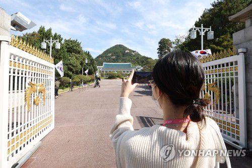 청와대 앞에서 사진 찍는 시민(서울=연합뉴스) 청와대 국민 개방 당일인 10일 오전 서울 종로구 청와대에서 한 시민이 사진을 찍고 있다. 2022.5.10 [인수위사진기자단] photo@yna.co.kr