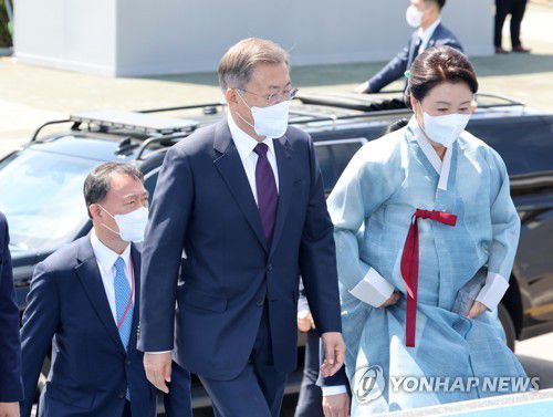 윤석열 대통령 취임식 참석한 문재인 전 대통령 내외(서울=연합뉴스) 안정원 기자 = 문재인 전 대통령 내외가 10일 오전 서울 여의도 국회 앞마당에서 열린 제20대 대통령 취임식에 참석하고 있다. 2022.5.10 jeong@yna.co.kr