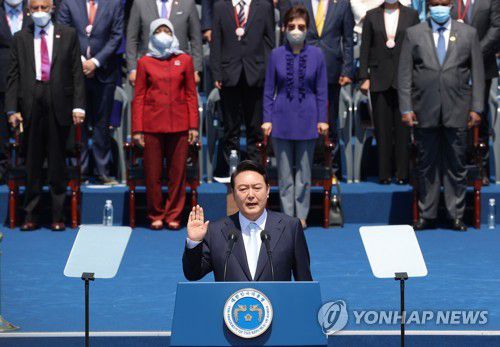 윤석열 대통령 취임선서(서울=연합뉴스) 하사헌 기자 = 윤석열 대통령이 10일 오전 서울 여의도 국회에서 열린 제20대 대통령 취임식에서 취임선서를 하고 있다. 2022.5.10 [국회사진기자단] toadboy@yna.co.kr