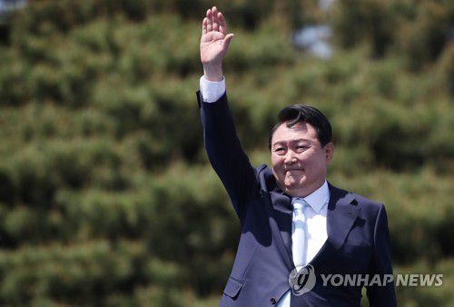 참석자들에게 인사하는 윤석열 대통령(서울=연합뉴스) 안정원 기자 = 윤석열 대통령이 10일 오전 서울 여의도 국회에서 열린 제20대 대통령 취임식에서 참석자들을 향해 손을 들어 인사하고 있다. 2022.5.10 jeong@yna.co.kr