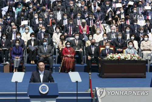 윤석열 대통령 바라보는 문재인 전 대통령(서울=연합뉴스) 하사헌 기자 = 문재인 전 대통령이 10일 오전 제20대 대통령 취임식이 열린 서울 여의도 국회에서 취임사를 하는 윤석열 대통령을 바라보고 있다.  2022.5.10 [국회사진기자단] toadboy@yna.co.kr