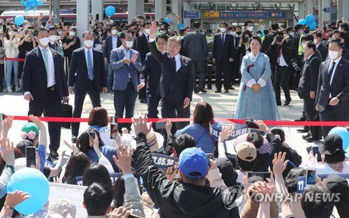 문재인 전 대통령, 울산서 지지자들에게 인사(울산=연합뉴스) 김용태 기자 = 문재인 전 대통령이 10일 오후 경남 양산 사저로 가기 위해 울산역에 도착한 후 지지자들에게 손을 흔들며 인사하고 있다. 2022.5.10 yongtae@yna.co.kr