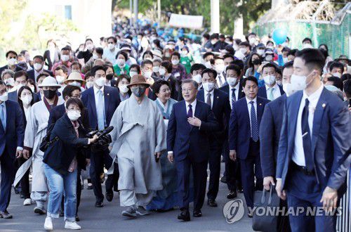 평산마을 사저 향하는 문재인 전 대통령 내외(양산=연합뉴스) 김동민 기자 = 문재인 전 대통령과 김정숙 여사가 10일 경남 양산 하북면 평산마을 사저로 향하고 있다. 2022.5.10 [공동취재] image@yna.co.kr