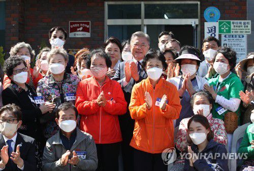 주민들과 기념 촬영하는 문재인 전 대통령 내외(양산=연합뉴스) 김동민 기자 = 문재인 전 대통령과 김정숙 여사가 10일 경남 양산 하북면 평산마을회관에서 사저로 향하기 앞서 주민들과 기념촬영을 하고 있다. 2022.5.10 [공동취재] image@yna.co.kr