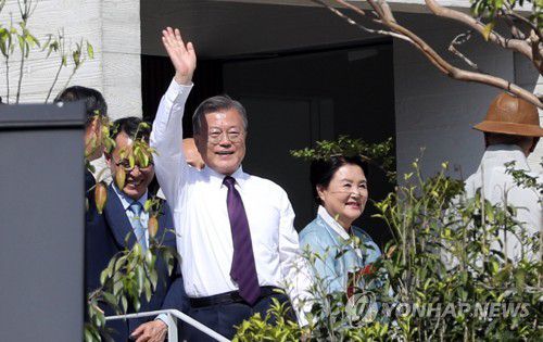 사저 도착한 문재인 전 대통령 내외(양산=연합뉴스) 김동민 기자 = 문재인 전 대통령 내외가 10일 오후 경남 양산시 하북면 평산마을 사저에서 인사하고 있다. 2022.5.10 image@yna.co.kr