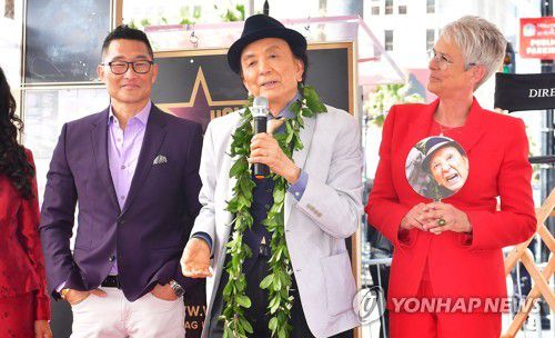 명예의 거리 입성식에서 발언하는 제임스 홍[AFP 연합뉴스, 재판매 및 DB 금지]