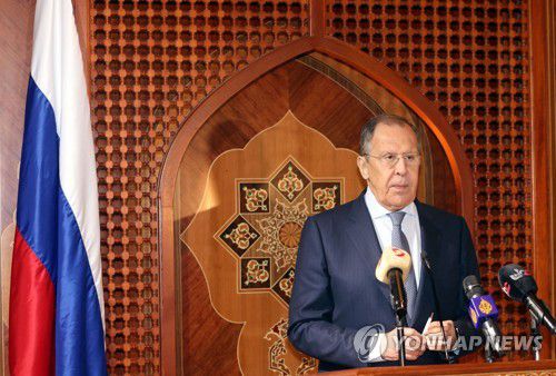 오만에서 기자회견하는 러시아 외무장관(무스카트 AFP=연합뉴스) 세르게이 라브로프 러시아 외무장관이 11일(현지시간) 오만 무스카트에서 기자회견하고 있다. 2022.5.11 photo@yna.co.kr