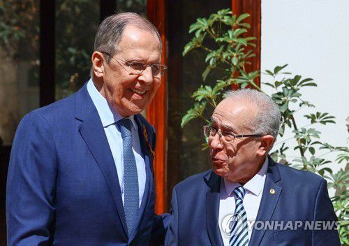 러시아와 알제리 외무장관(오른쪽)[타스 연합뉴스 자료사진. 재판매 및 DB 금지]