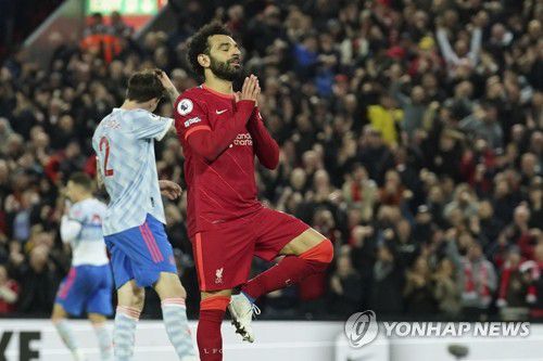 맨유에 두 골 먹이고 합장하는 리버풀의 살라흐(리버풀 AP=연합뉴스) 지난달 19일(현지시간) 영국 리버풀 안필드에서 열린 잉글랜드 프리미어리그(EPL) 경기에서 리버풀의 모하메드 살라흐(29·이집트)가 맨체스터 유나이티드를 상대로 자신의 두 번째 골을 넣고 왼쪽 다리를 든 채 합장하는 세리머니를 선보이고 있다. 이날 리버풀은 살라흐의 활약에 힘입어 라이벌 맨체스터 유나이티드와의 '노스웨스트 더비'에서 4-0으로 승리했다. 2022.4.20 alo95@yna.co.kr