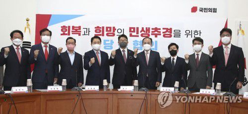 소상공인 손실보상 등을 위한 제2회 추경안 관련 당정 협의(서울=연합뉴스) 백승렬 기자 = 국민의힘 권성동 원내대표와 추경호 경제부총리 겸 기획재정부 장관 등 참석자들이 11일 국회에서 소상공인 손실보상 등을 위한 제2회 추경안 관련 당정 협의에서 기념촬영을 하고 있다. 2022.5.11 [국회사진기자단] srbaek@yna.co.kr