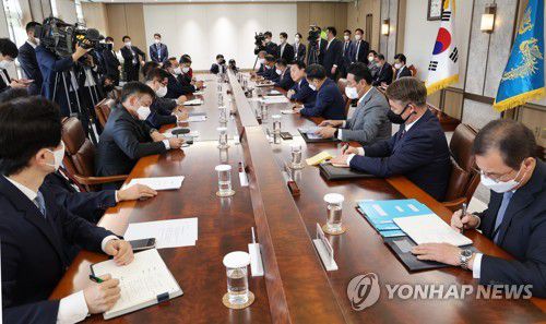 취임 이틀째 맞는 윤석열 대통령(서울=연합뉴스) 서명곤 기자 = 윤석열 대통령이 11일 오전 용산 대통령실 청사에서 열린 수석비서관회의를 주재하고 있다. 2022.5.11 seephoto@yna.co.kr