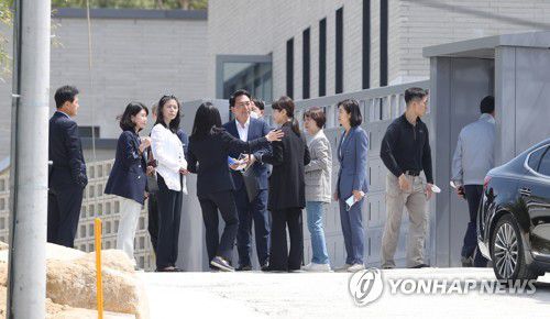 문 전 대통령 사저 나서는 전 참모진(양산=연합뉴스) 김동민 기자 = 박수현 전 청와대 국민소통수석과 박경미 전 대변인 등 전 참모진이 11일 경남 양산시 하북면 평산마을 문재인 전 대통령 사저를 나서고 있다. 2022.5.11 image@yna.co.kr