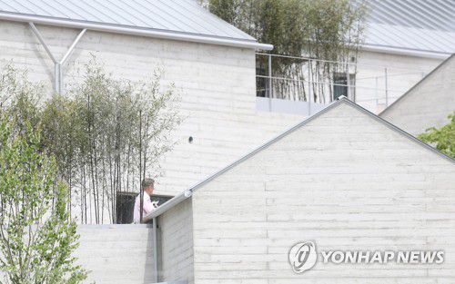 문재인 전 대통령 '고양이와 함께'(양산=연합뉴스) 김동민 기자 = 문재인 전 대통령이 귀향 이튿날인 11일 오전 경남 양산시 하북면 평산마을 사저에서 고양이 한 마리를 안고 이동하고 있다. 2022.5.11 image@yna.co.kr