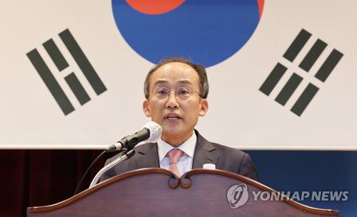 취임사 하는 추경호 부총리(세종=연합뉴스) 김주형 기자 = 추경호 경제부총리 겸 기획재정부 장관이 11일 오후 세종시 정부세종청사에서 열린 취임식에서 취임사하고 있다. 2022.5.11 kjhpress@yna.co.kr