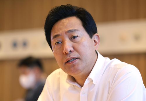 연합뉴스와 인터뷰 중인 오세훈 서울시장(서울=연합뉴스) 신준희 기자 = 오세훈 서울시장이 12일 서울시청 6층 시장실에서 연합뉴스와 인터뷰 하고 있다. 2022.5.12. hama@yna.co.kr