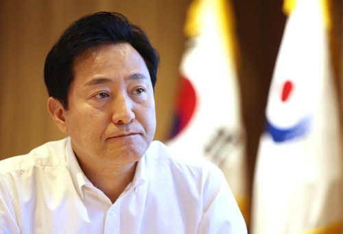 연합뉴스와 인터뷰 중인 오세훈 서울시장(서울=연합뉴스) 신준희 기자 = 오세훈 서울시장이 12일 서울시청 6층 시장실에서 연합뉴스와 인터뷰 하고 있다. 2022.5.12. hama@yna.co.kr