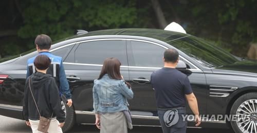 문재인 전 대통령 승용차, 통도사 도착   (양산=연합뉴스) 김동민 기자 = 문재인 전 대통령 내외가 탑승한 승용차가 12일 오후 경남 양산시 통도사에서 이동하고 있다. 2022.5.12     image@yna.co.kr