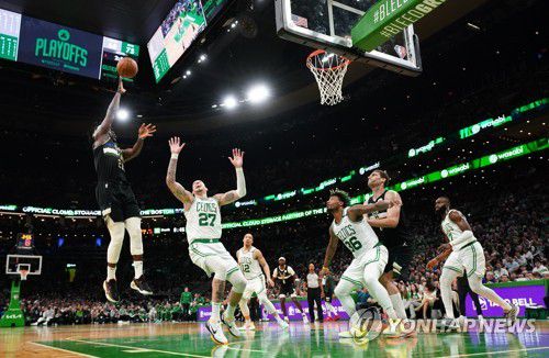 보스턴 TD가든에서 승부를 펼친 밀워키와 보스턴[USA TODAY Sports=연합뉴스]