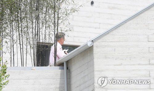 문재인 전 대통령 '고양이와 함께'(양산=연합뉴스) 김동민 기자 = 문재인 전 대통령이 귀향 이튿날인 11일 오전 경남 양산시 하북면 평산마을 사저에서 고양이 한 마리를 안고 이동하고 있다. 2022.5.11 image@yna.co.kr
