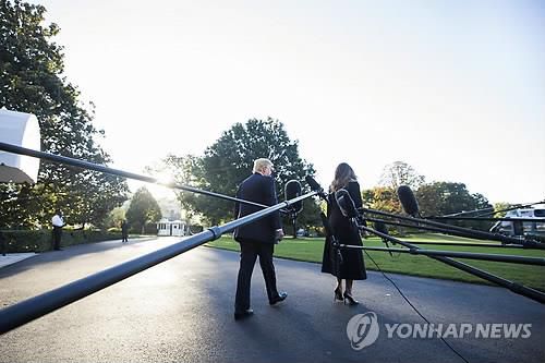 백악관 "트럼프가 신임않으면 못남아" 틸러슨 신임 확인  트럼프 대통령 내외가 백악관에서 헬기장으로 향하는 모습