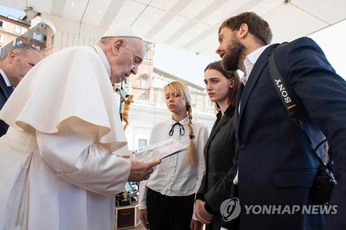 11일(현지시간) 우크라이나 아조우스탈 제철소 내에 포위당한 아조우 연대 병사의 부인을 만난 프란치스코 교황  [바티칸 미디어 제공. 재판매 및 DB 금지]