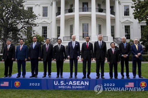 미국-아세안 정상회의(UPI=연합뉴스) 조 바이든 미국 대통령이 12일(현지시간) 아세안 국가 정상들을 초청해 특별정상회담을 열고 기념 촬영을 하고 있다. 재판매 및 DB금지.